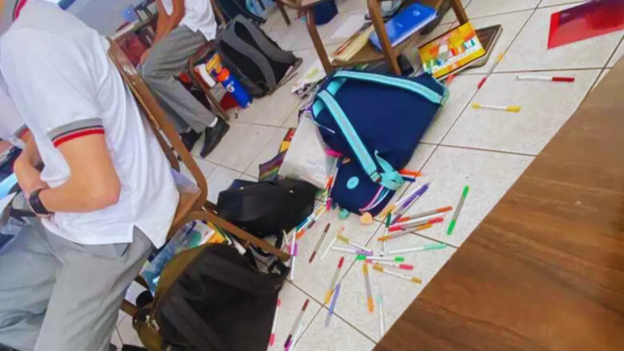 Alumnos intimidados por su maestro de clase, padres de familia, piden que el maestro sea retirado hasta que se aclare la situación | Foto: Facebook