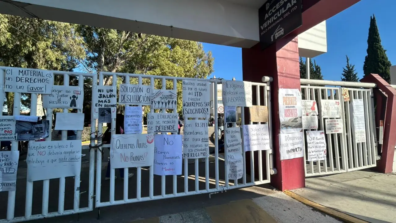 Los alumnos del ITD mantienen tomado el edificio; exigen mejoras al plantel. | Foto: Alejandro Ávila.