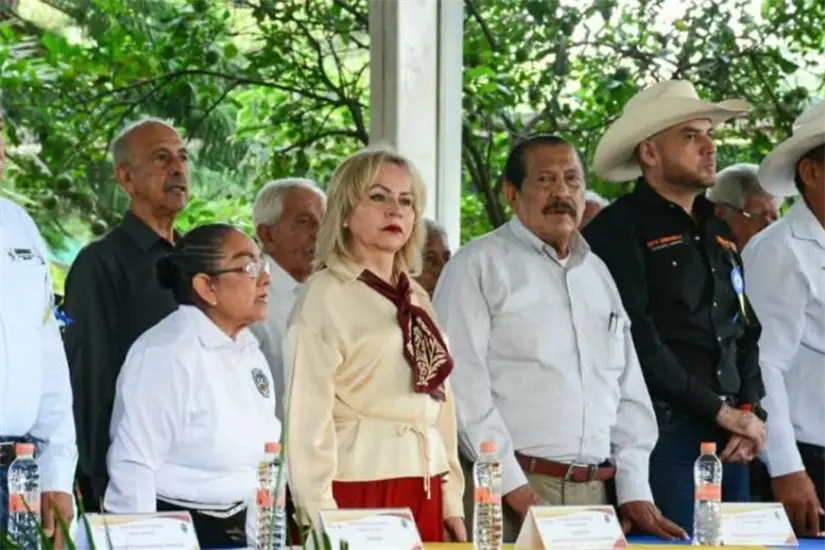 imagen recuadro Nora Hilda de los Reyes Vázquez, subsecretaria de Educación Básica estuvo acompañada del secretario de la Sección 30 del SNTE Arnulfo Rodríguez Treviño | Foto: SET