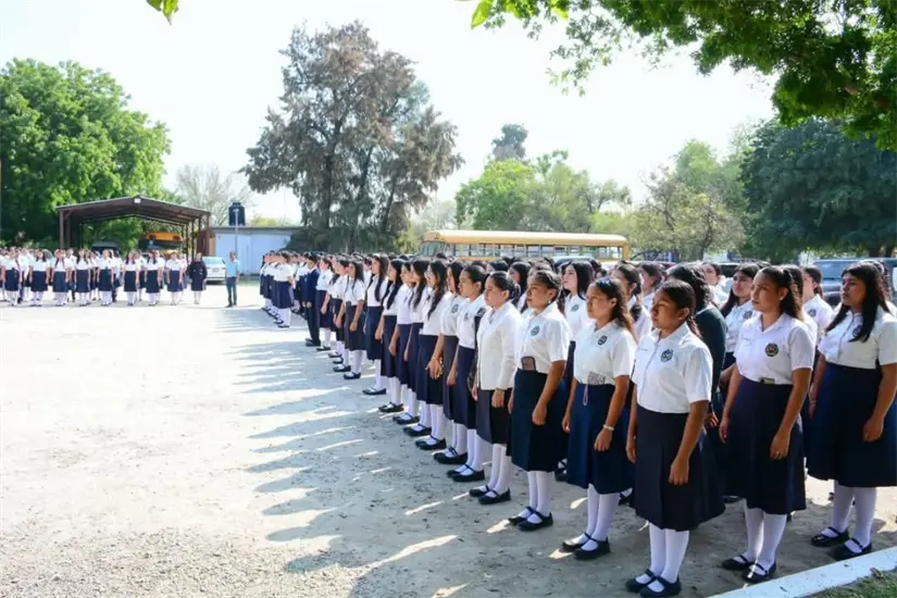 imagen recuadro Alumnos de la Escuela Normal Rural de Tamaulipas, estuvieron en la ceremonia del 49 aniversario de su institución | Foto: SET