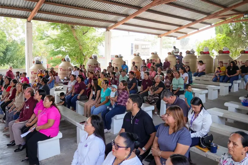 Se entregaron 50 tinacos, paquetes alimentarios y cobijas | SEBIEN