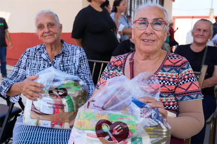 Se entregaron paquetes de despensas | Foto: SEBIEN