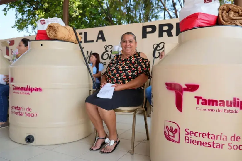 Se hizo entrega de tinacos en los dos municipios | Foto: SEBIEN