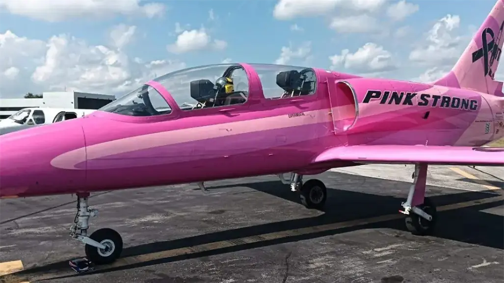 Aterriza en el aeropuerto de Tampico un avión rosa Barbie; homenaje al cáncer de mama