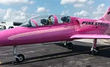 Aterriza en el aeropuerto de Tampico un avión rosa Barbie; homenaje al cáncer de mama