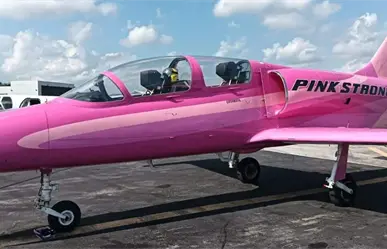 Aterriza en el aeropuerto de Tampico un avión rosa Barbie; homenaje al cáncer de mama