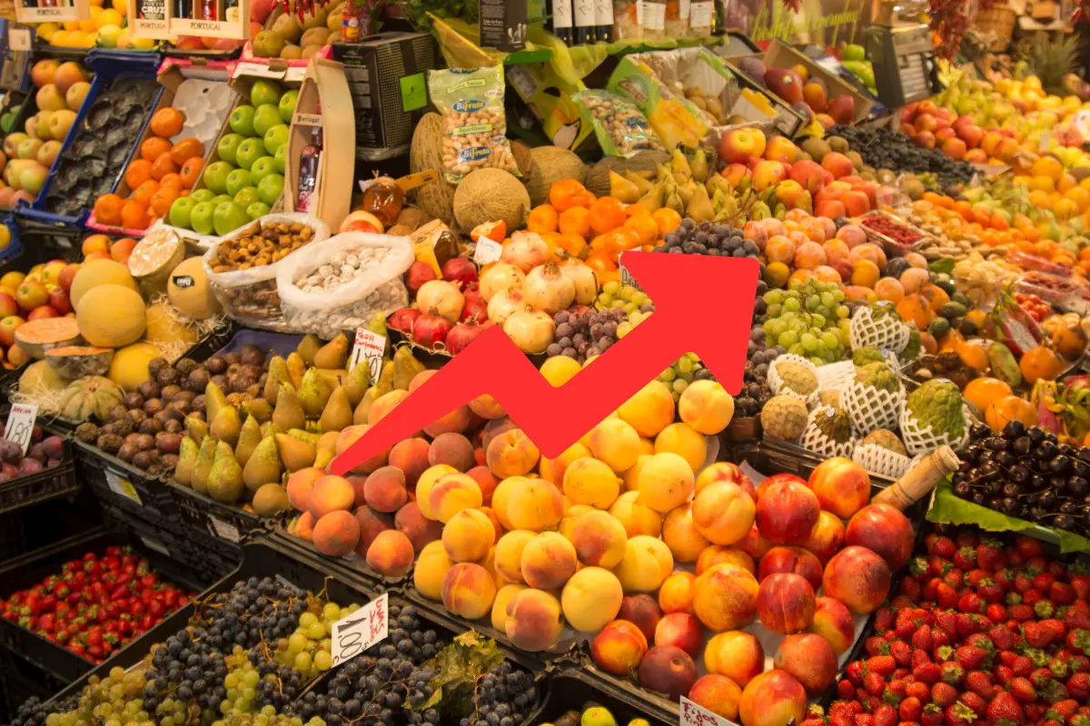 Fotografía de puesto de frutas, con dibujo de la señalización de aumento por incremento a la Canasta Básica| Canva Pro