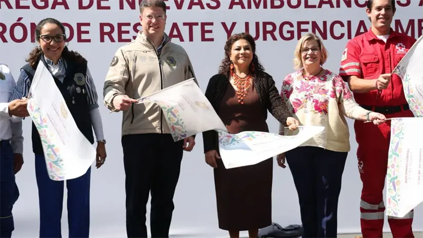 imagen recuadro Entrega de 25 nuevas ambulancias de última generación al ERUM en CDMX por parte de Clara Brugada. Foto: Gobierno de CDMX