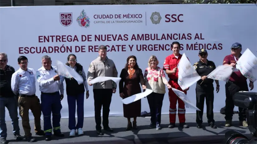 imagen recuadro Entrega de 25 nuevas ambulancias de última generación al ERUM en CDMX por parte de Clara Brugada. Foto: Gobierno de CDMX