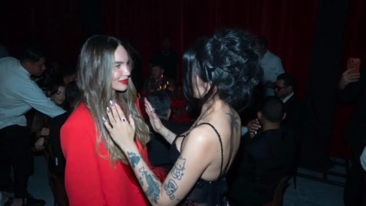 Belinda y Cazzu se fundieron en un abrazo en medio del evento Mens of the year 2025. Foto: Cortesía GQ