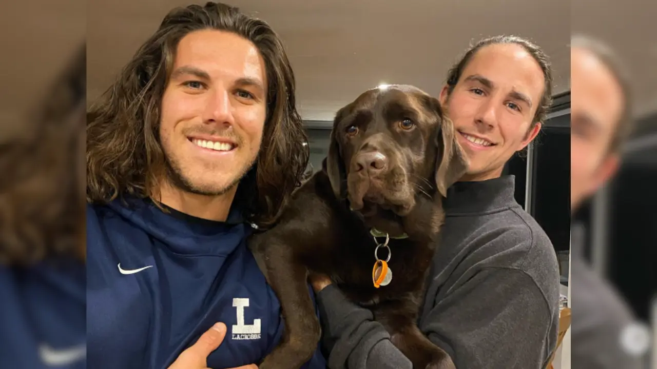 Los hermanos Jake (derecha) y Callum Robinson (Izquierda) junto a su mascota. Foto: callum10robinson / Instagram