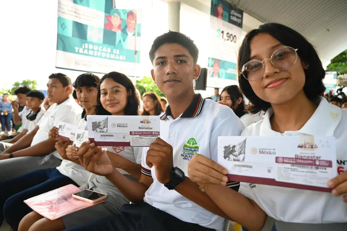 ¿Cuándo se entrega la tarjeta Bienestar a los becados de Jóvenes Escribiendo el Futuro? Foto: Gobierno de México