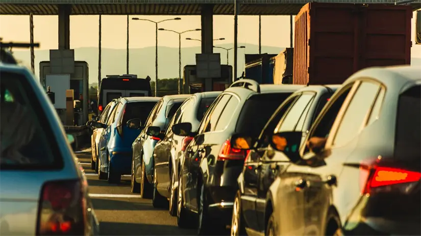 imagen recuadro Imagen alusiva a una fila de carros esperando el paso Foto: Canva