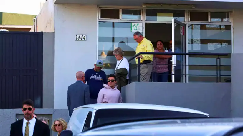 Los padres de Jake y Callum Robinson acudieron a Baja California para identificar los cuerpos de sus hijos. Foto: Jorge Duenes / Reuters