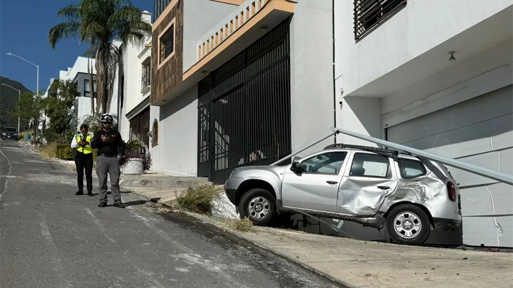 VIDEO I Grúa sin control provoca choque múltiple de 4 autos en Colinas Mederos de Monterrey