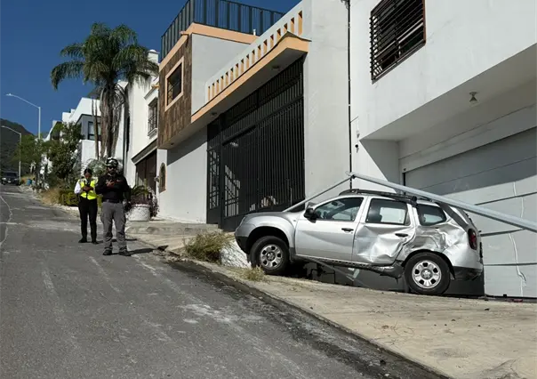 VIDEO I Grúa sin control provoca choque múltiple de 4 autos en Colinas Mederos de Monterrey