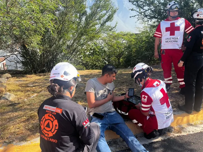 imagen recuadro El conductor de la grúa de Garajes y Talleres fue identificado como Ángel Alcántara García, quien fue atendido por elementos de Protección Civil de Nuevo León y paramédicos de la Cruz Roja. Foto: Facebook Protcción Civil Nuevo León