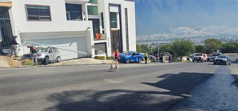 imagen recuadro El choque múltiple ocasionado por la grúa de Garajes y Talleres ocasionó daños en infraestructura. Foto: Facebook Protección Civil Nuevo León