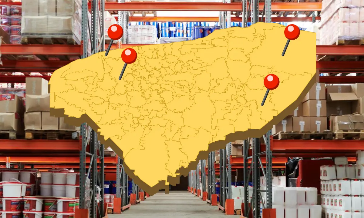 De fondo un centro de distribución y al frente un mapa de Yucatán con marcadores en distintos municipios. Foto: Canva/Alexis Lara