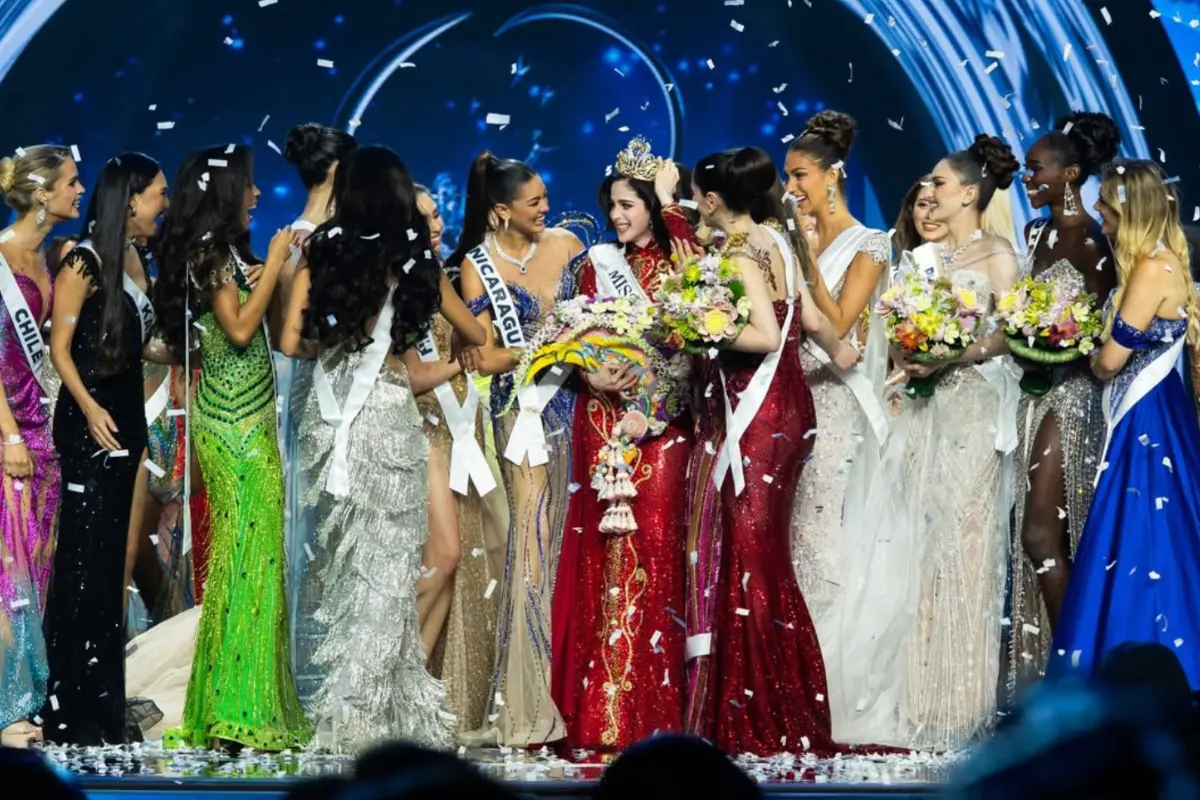 Concursantes de Miss Universo felicitando a Fátima Bosch por ganar el certamen (Foto: IG @missuniverse / Canva)