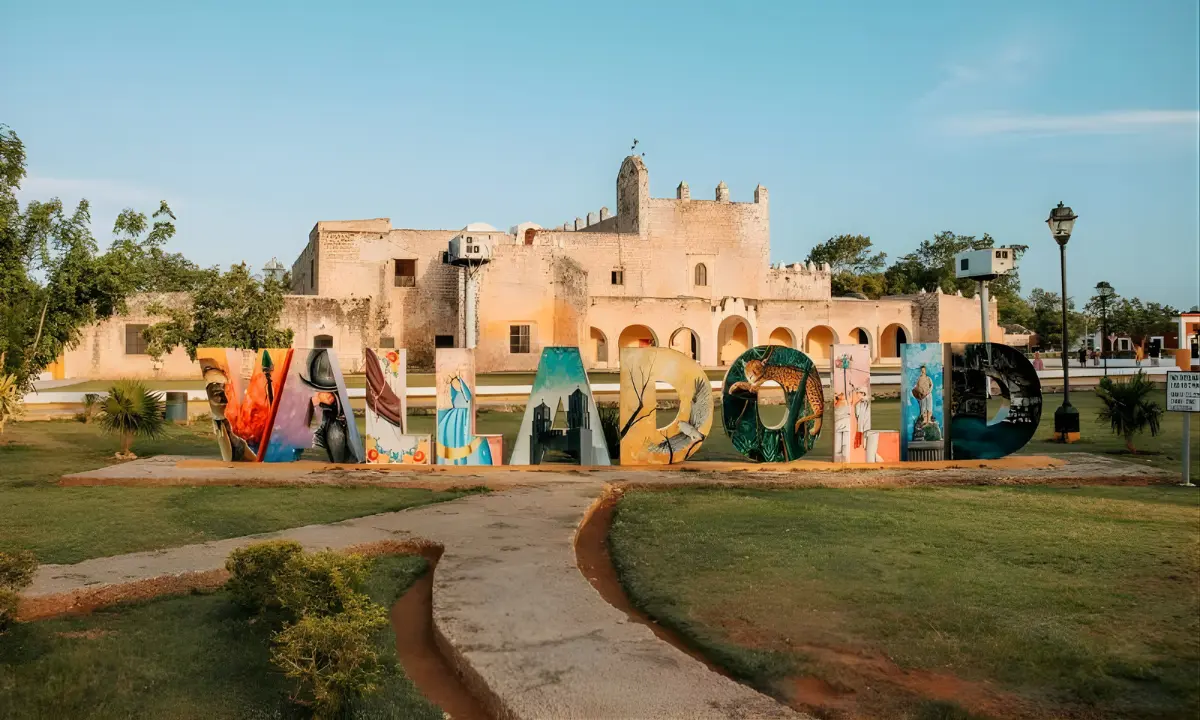 Letras turísticas de Valladolid con el ex convento de San Bernardino de Siena detrás. Foto: Gobierno de Yucatán