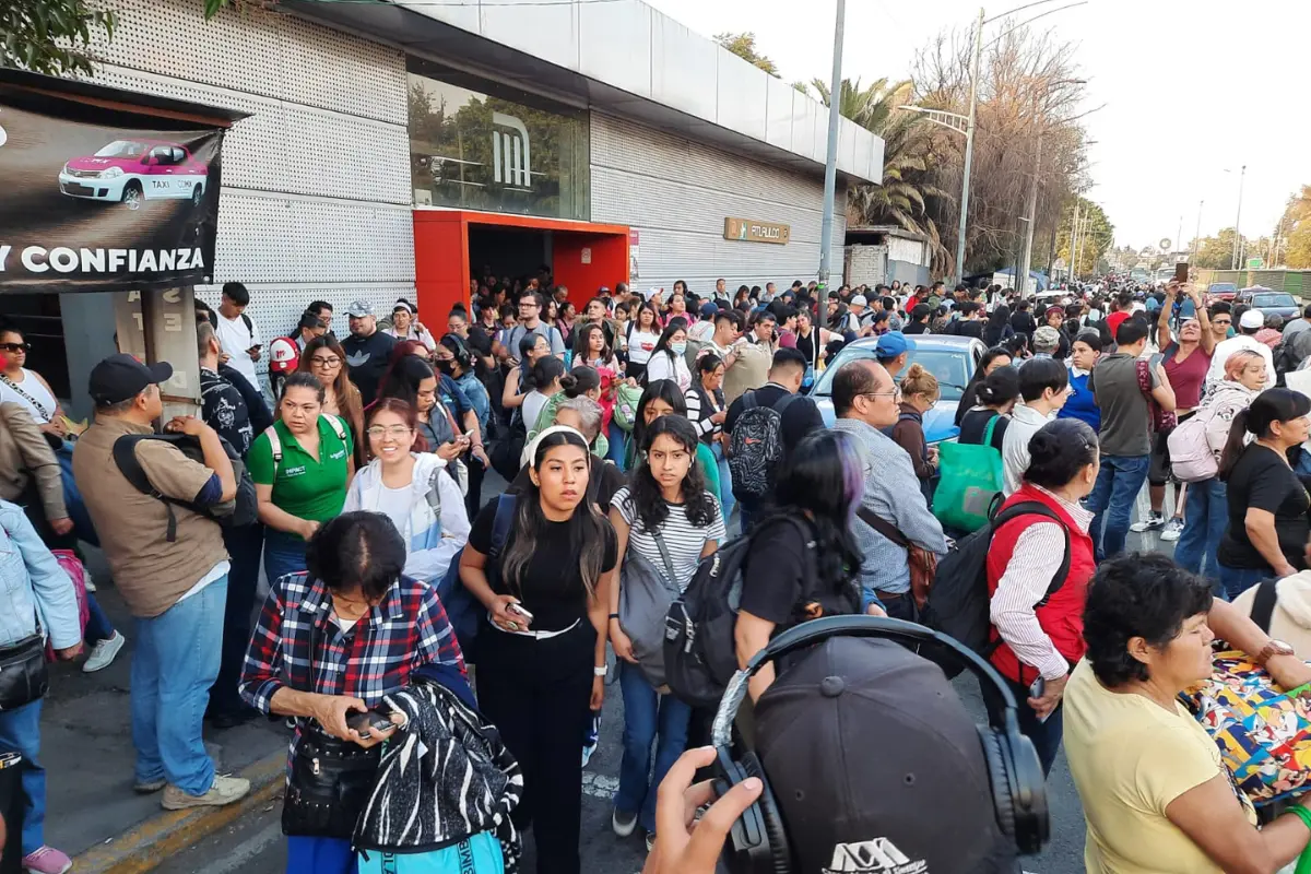 Desalojan a la gente de la Línea 12 del Metro de la CDMX. Foto: Cortesía