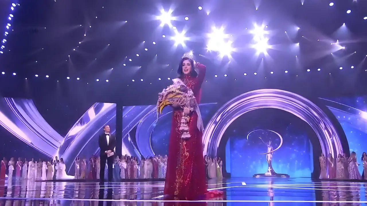 Fátima Bosch ha sido coronada como Miss Universo 2025. | Foto: X (@Mialygosa)