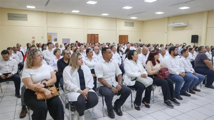 imagen recuadro Se entregaron 108 nombramientos a servidores públicos del estado | Foto: secretaría de Administración