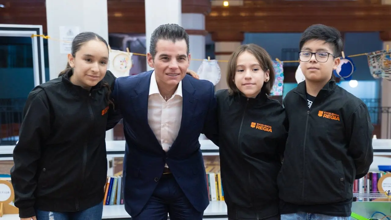 El Secretario General de Gobierno, Miguel Ángel Flores Serna junto a estudiantes de robótica. Foto: Gobierno de Nuevo León