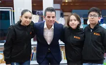 Miguel Flores dona su sueldo para apoyar a estudiantes de robótica que compiten en Singapur