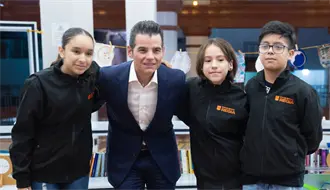 Miguel Flores dona su sueldo para apoyar a estudiantes de robótica que compiten en Singapur