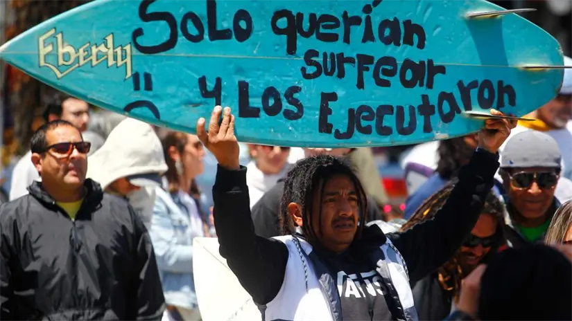 La frase “Solo querían surfear y los ejecutaron” se volvió un símbolo del reclamo de justicia. Foto: EFE