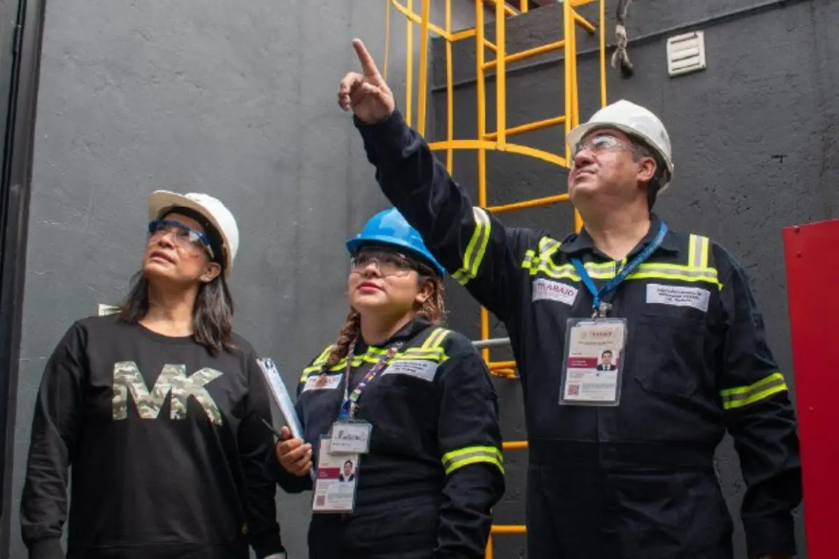 Empleados dentro de su área laboral. Foto: X (@STPS_mx)