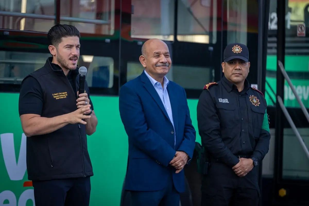 El gobernador de Nuevo León, Samuel García Sepúlveda, durante la entrega de 15 nuevas unidades a la Ruta 50 Más Palomas, misma que reestructuró su recorrido para beneficio de miles de usuarios del transporte público al sur de Monterrey. Foto: Gobierno de Nuevo León