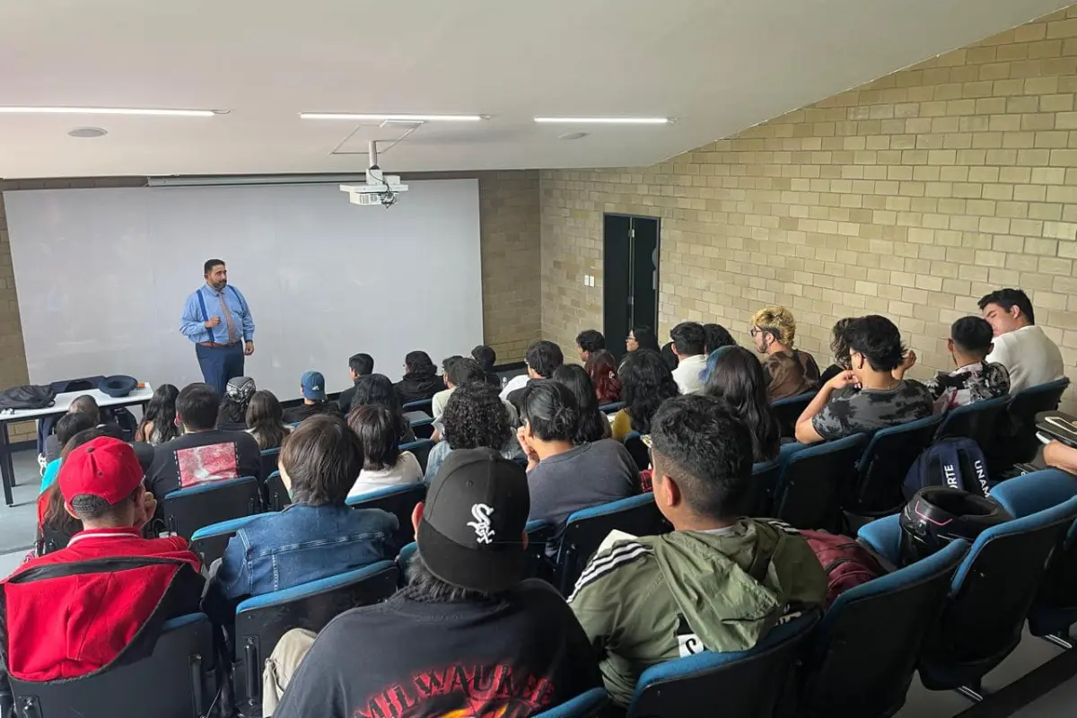 Alumnos tomando clase en aula universitaria. Foto: Facebook (Ulises Lara Oficial)