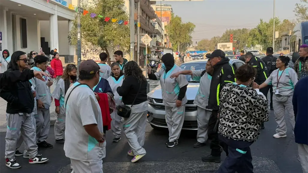 VIDEO | Trabajadores de limpieza del IPN bloquean Calzada México-Tacuba por falta de pago