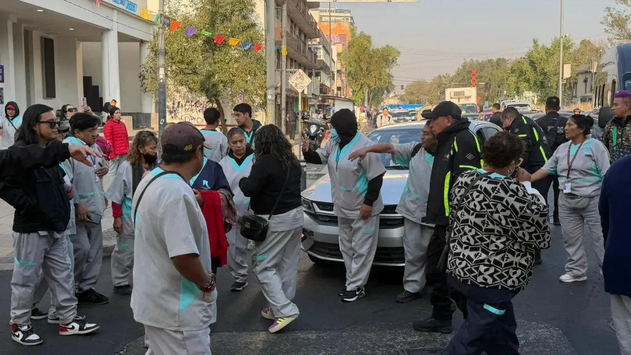 Trabajadores de limpieza del IPN bloquean Calzada México-Tacuba. Foto: Ramón Ramírez