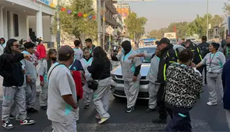 VIDEO | Trabajadores de limpieza del IPN bloquean Calzada México-Tacuba por falta de pago