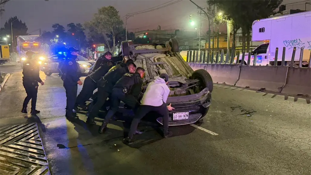Conductor se duerme al volante y provoca volcadura en la Gustavo A. Madero, CDMX