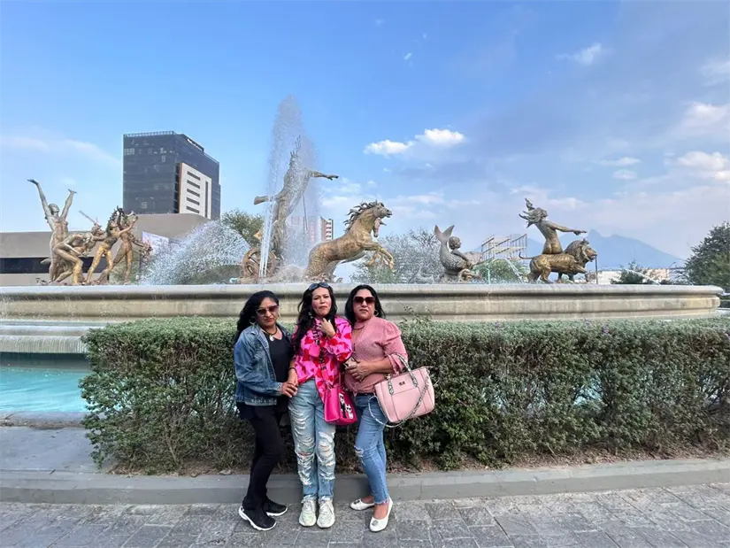 Disfrutan de la Macroplaza. Foto: POSTA.