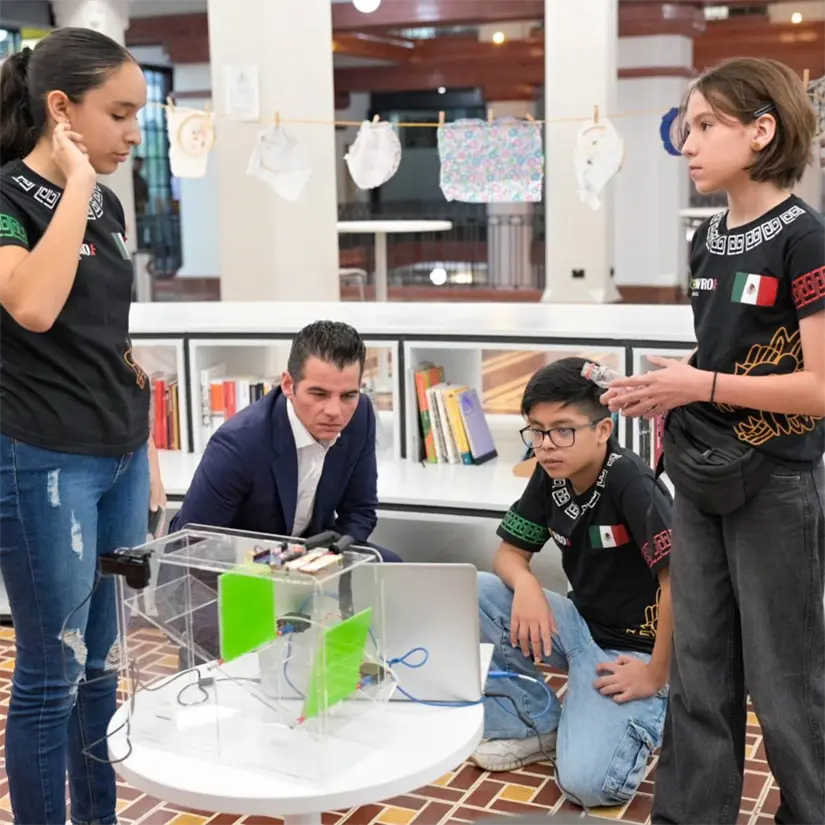 imagen recuadro El Secretario General de Gobierno, Miguel Ángel Flores Serna junto a estudiantes de robótica. Foto: Gobierno de Nuevo León