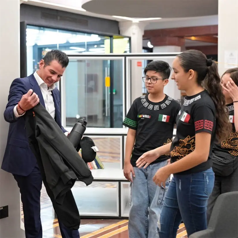 imagen recuadro El Secretario General de Gobierno, Miguel Ángel Flores Serna junto a estudiantes de robótica. Foto: Gobierno de Nuevo León