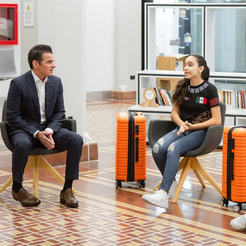 imagen recuadro El Secretario General de Gobierno, Miguel Ángel Flores Serna junto a estudiantes de robótica. Foto: Gobierno de Nuevo León