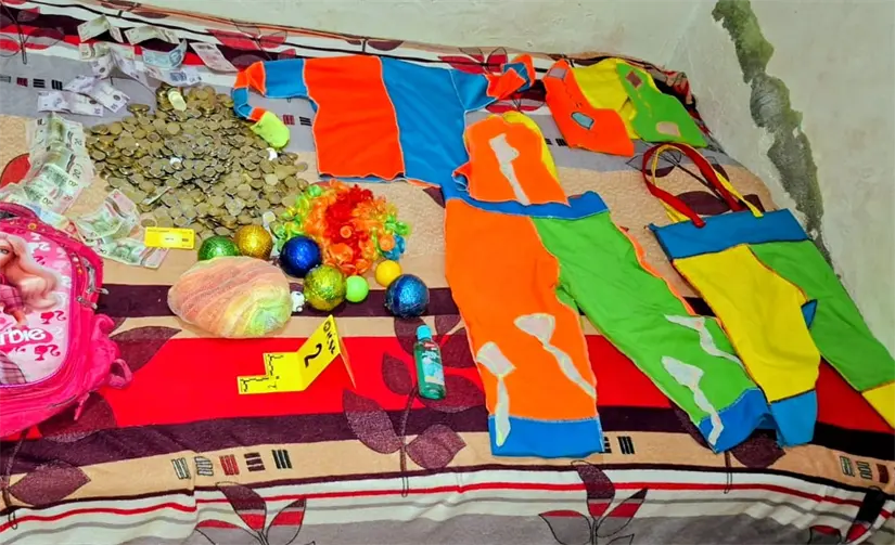 imagen recuadro Traje de payaso, pelucas y dinero. Foto: Fiscalía General de Justicia de Nuevo León