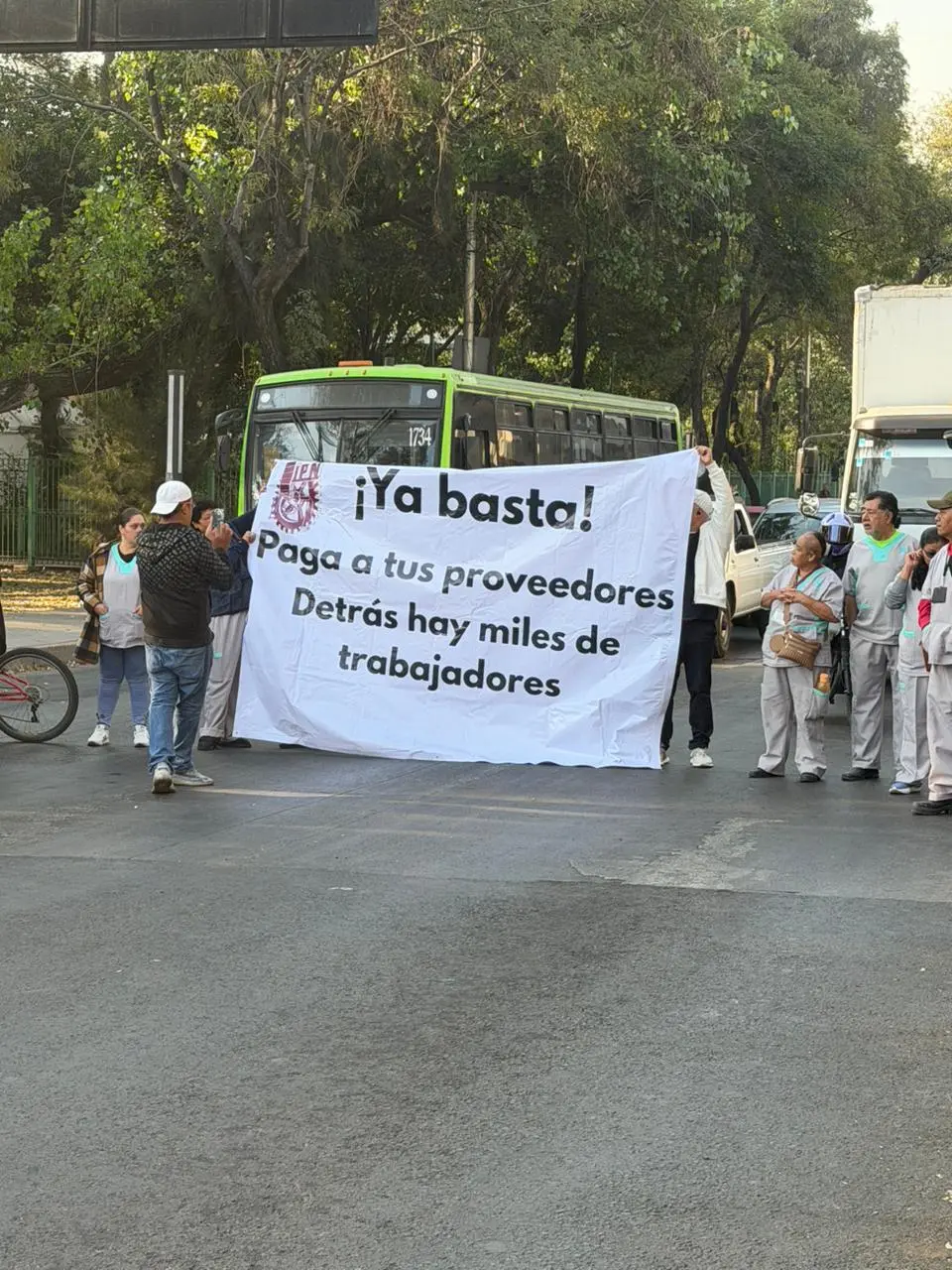 Diferentes trabajadores piden que se cumpla con su contrato y que autoridades del IPN tomen cartas en el asunto. Foto: Ramón Ramírez