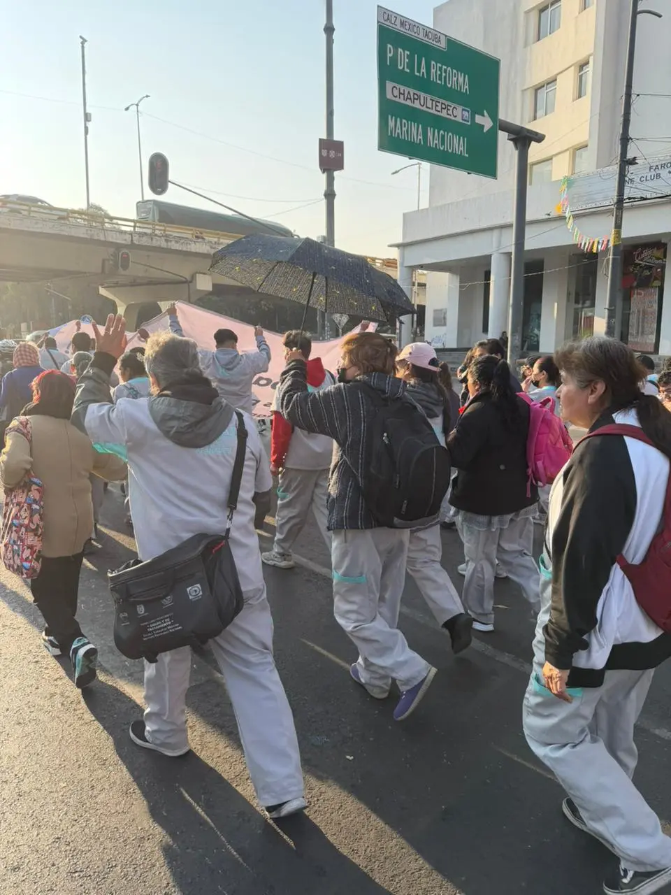 Trabajadores de limpieza no han sido pagados durante un mes, por lo que bloquearon la Calzada México-Tacuba. Foto: Ramón Ramírez