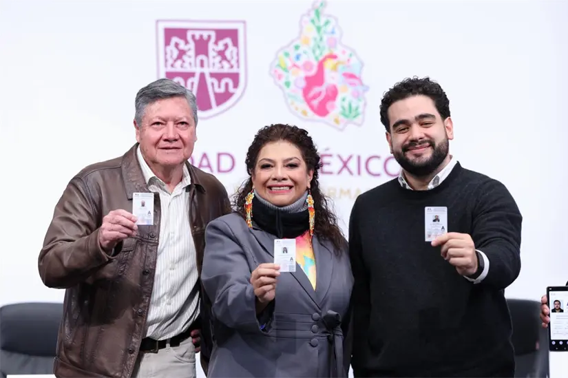 Clara Brugada y otras autoridades de la CDMX señalaron que se amplió el plazo para expedir la licencia de conducir permanente. Foto: X @ClaraBrugadaM