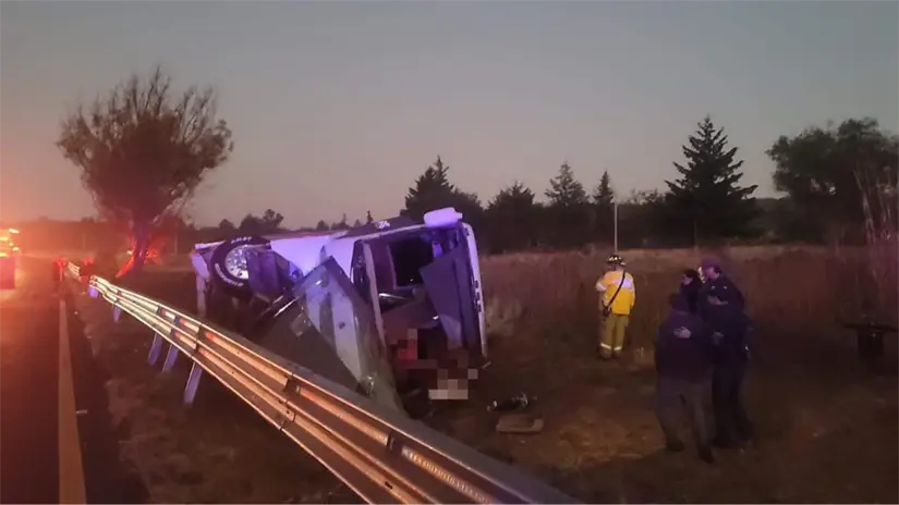 Autobús volcado en la orilla de la carrtera, FOTO: X (observatorio metropolitano) 