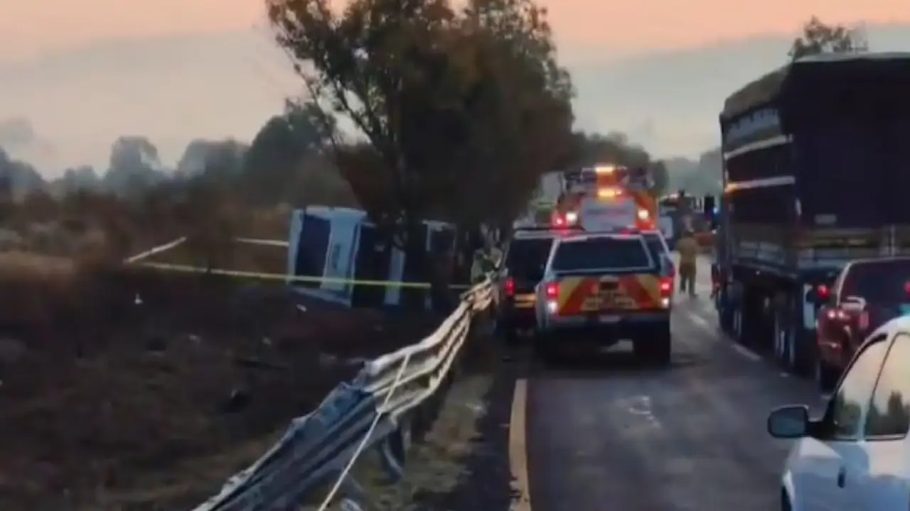 Autobus turistico volcado, elementos de seguiridad y paramedicos brindan primero auxilios a ciudadanos, FOTO: X | (Observatorio Metropolintano)