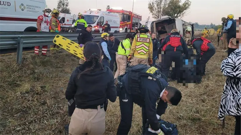 Elementos de seguridad y paramédicos en la escena del choque para auxiliar a los pasajeros, FOTO: X (observatorio metropolitano) 